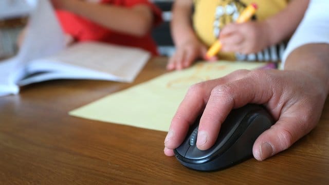 Muss ein Elternteil wegen der Kinderbetreuung zu Hause bleiben, fehlen Arbeitgebern rund elf Prozent der Erwerbstätigen.