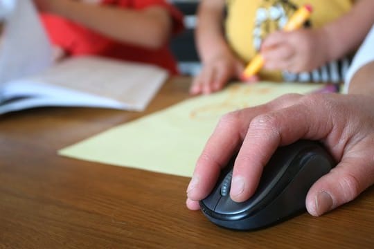 Muss ein Elternteil wegen der Kinderbetreuung zu Hause bleiben, fehlen Arbeitgebern rund elf Prozent der Erwerbstätigen.