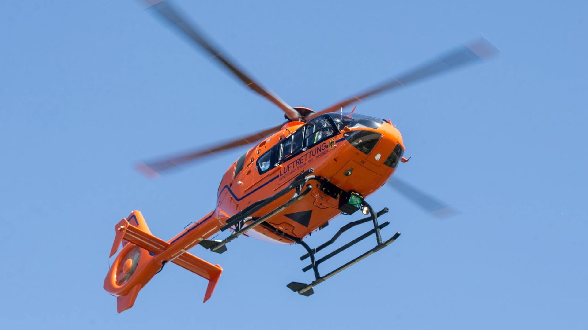 Ein Rettungshubschrauber im Einsatz (Symbolbild): Ein 22-jähriger Bielefelder ist bei einem Unfall lebensgefährlich verletzt worden und an den Folgen gestorben. Ein Rettungshubschrauber im Einsatz (Symbolbild): Ein 22-jähriger Bielefelder ist bei einem Unfall lebensgefährlich verletzt worden und an den Folgen gestorben.