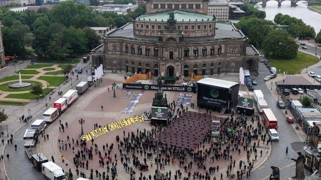 "Ohne uns ist Stille" - eine Aktion mit 1000 leeren Stühlen und 1000 Personen. "Ohne uns ist Stille" - eine Aktion mit 1000 leeren Stühlen und 1000 Personen.