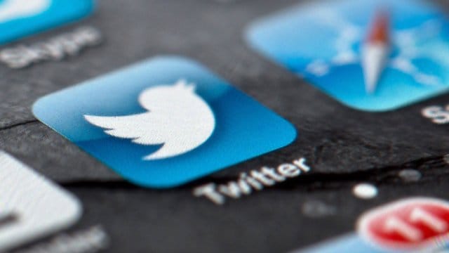 Das Display eines Smartphones zeigt das Icon des Kurznachrichtendienstes Twitter. Das Display eines Smartphones zeigt das Icon des Kurznachrichtendienstes Twitter.
