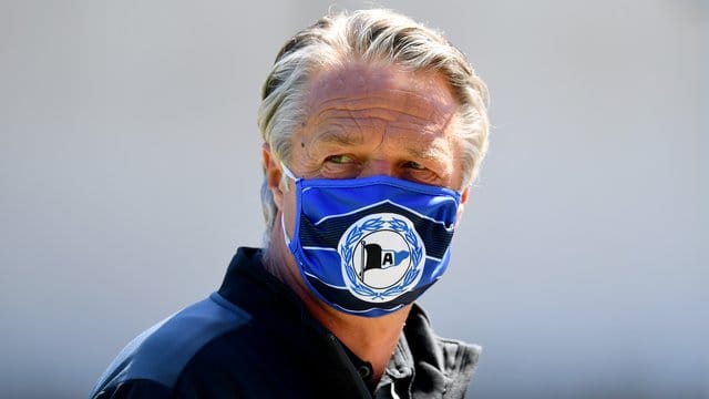 Will sich die Haare mindestens bis zum Saisonende nicht schneiden lassen: Trainer Uwe Neuhaus nimmt seine Vorbildrolle sehr ernst. Will sich die Haare mindestens bis zum Saisonende nicht schneiden lassen: Trainer Uwe Neuhaus nimmt seine Vorbildrolle sehr ernst.