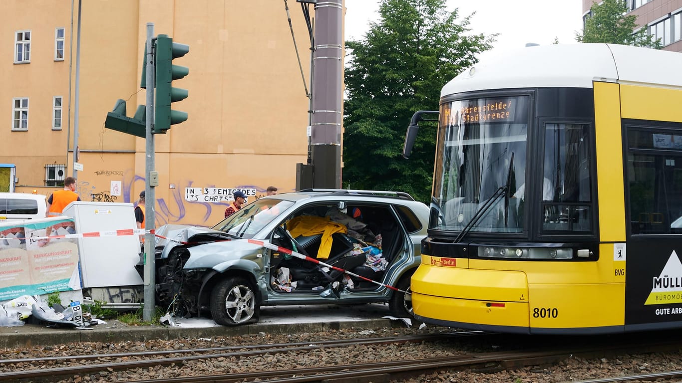 Ein beschädigter Wagen steht nach einem Unfall an einer Ampel im Gleisbett der Straßenbahn in Berlin-Mitte: Der Fahrer soll auf der Torstraße gefahren und kurz vor der Kreuzung mit der Karl-Liebknecht-Straße links ins Gleisbett gelangt sein.