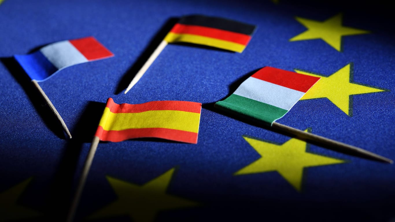 Nach einer Gesetzesänderung drohen für das Verbrennen von ausländischen Flaggen und EU-Symbolen bis zu drei Jahre Haft. (Symbolfoto)