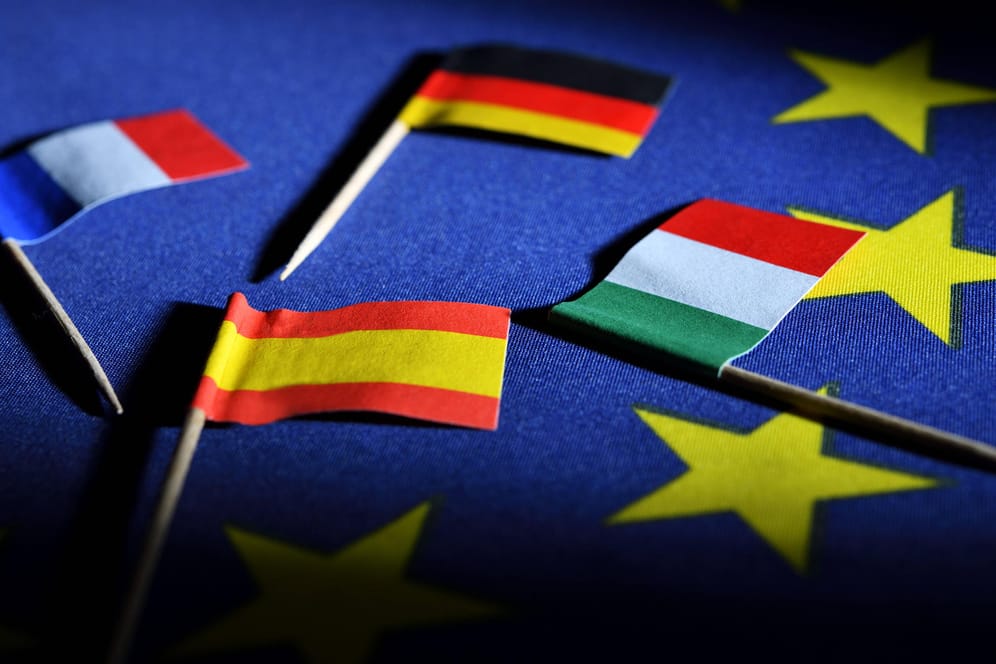 Nach einer Gesetzesänderung drohen für das Verbrennen von ausländischen Flaggen und EU-Symbolen bis zu drei Jahre Haft. (Symbolfoto)