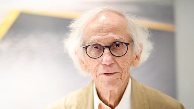 Der verstorbene Verhüllungskünstler Christo wird in Paris geehrt.