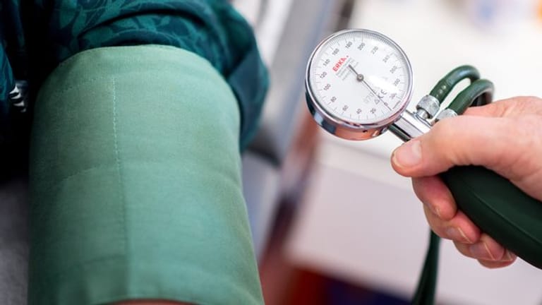 Das RKI schätzt Bluthochdruck als Risikofaktor bei einer Covid-19-Erkrankung ein.