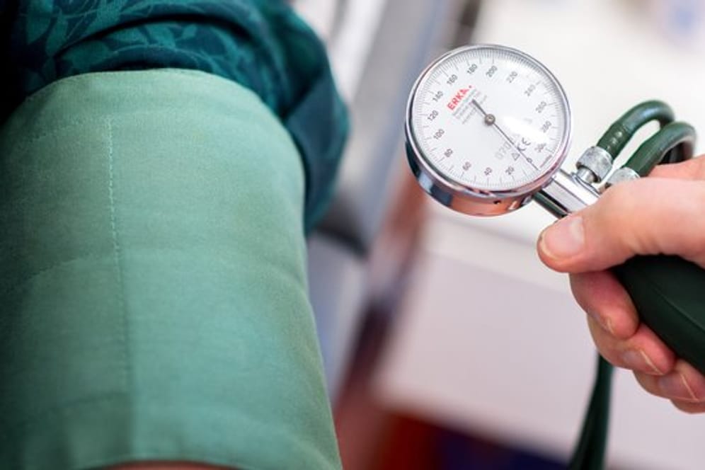 Das RKI schätzt Bluthochdruck als Risikofaktor bei einer Covid-19-Erkrankung ein.
