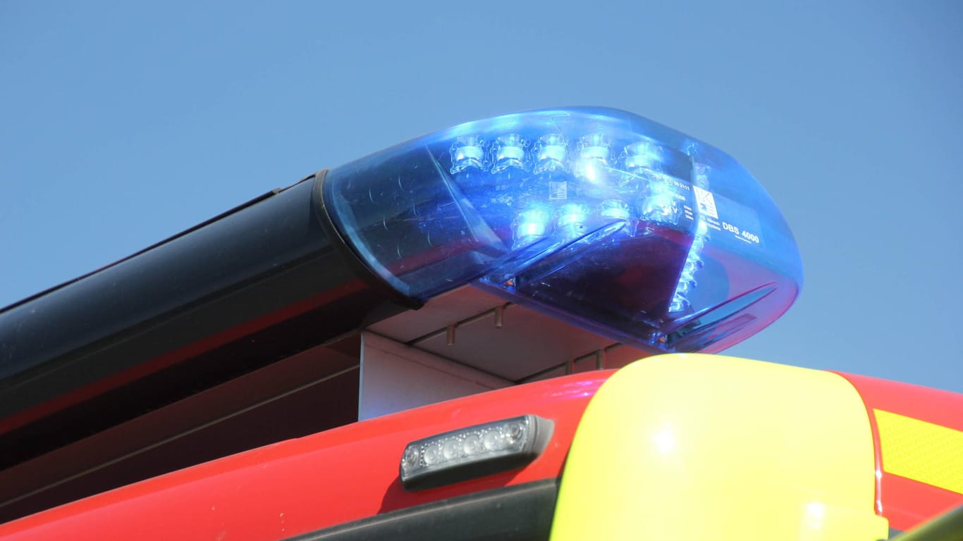 Blaulicht leuchtet auf einem Rettungswagen (Symbolbild): Eine 39-Jährige hat in Hagen die Kontrolle über ihr Fahrzeug verloren.