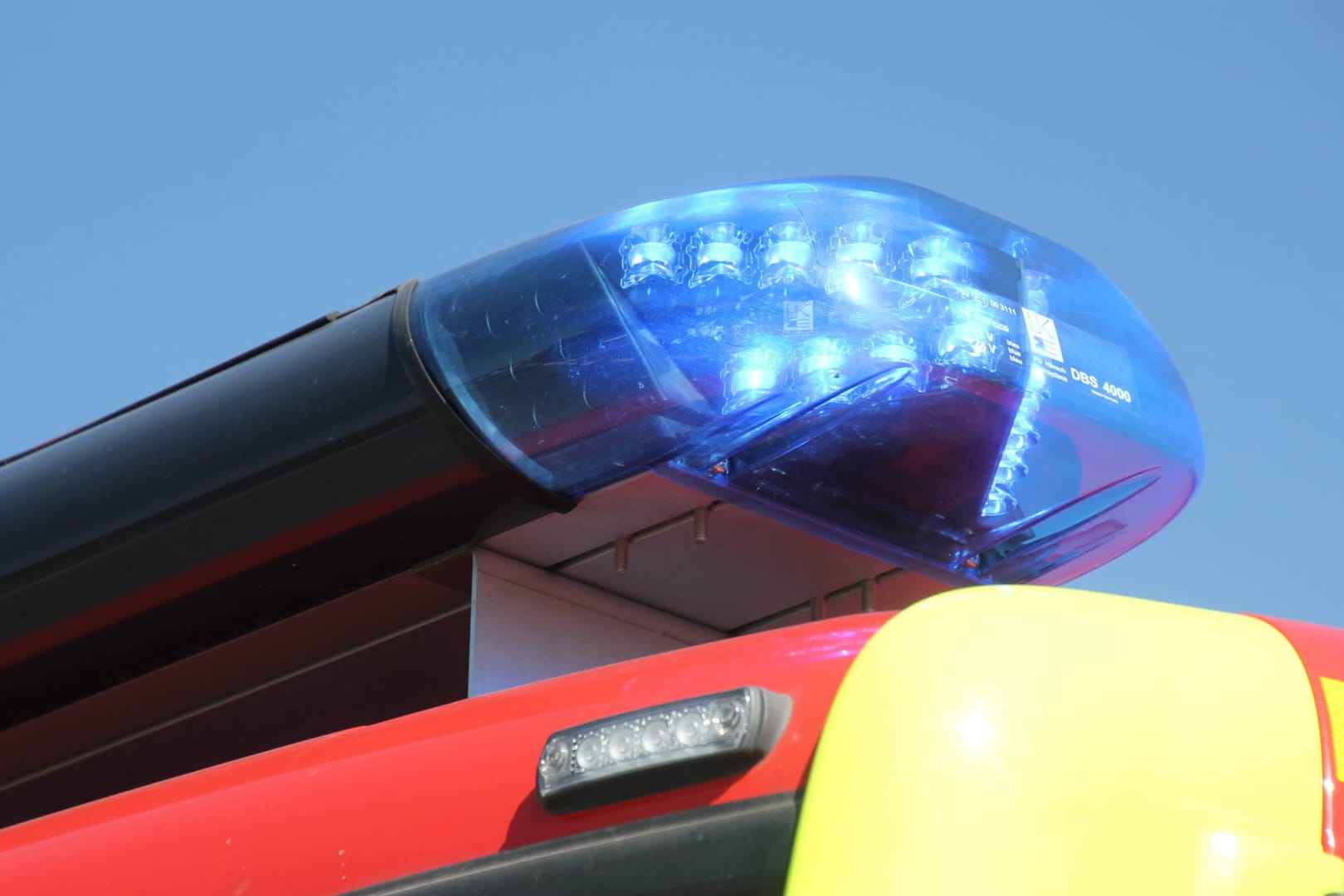 Blaulicht leuchtet auf einem Rettungswagen (Symbolbild): Eine 39-Jährige hat in Hagen die Kontrolle über ihr Fahrzeug verloren.