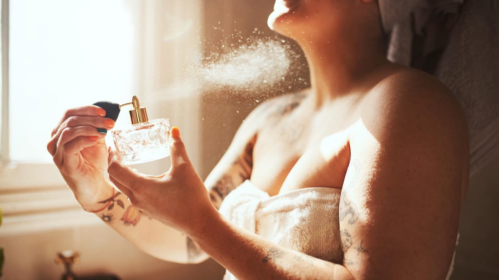Parfüm: Wer häufig den gleichen Duft verwendet, könnte es damit womöglich übertreiben.