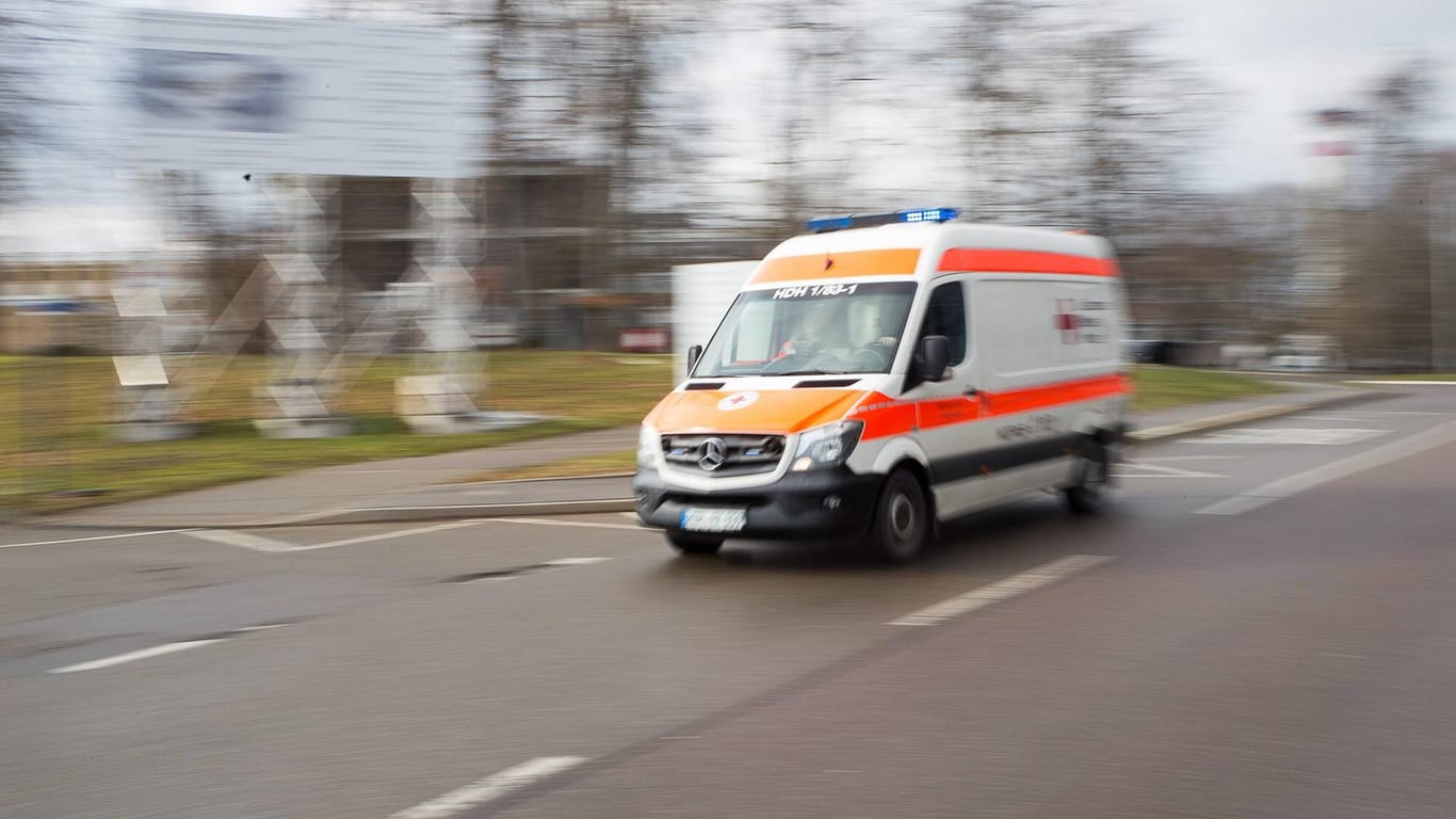 Einsatzfahrzeug auf dem Weg zum Einsatz: In Bad Godesberg ist ein schwer verletzter Mann gefunden worden.