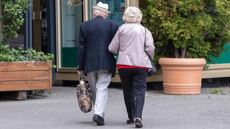 Älteres Ehepaar: Die Renten in Deutschland steigen ab Juli an.