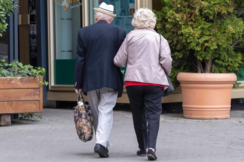 Älteres Ehepaar: Die Renten in Deutschland steigen ab Juli an.