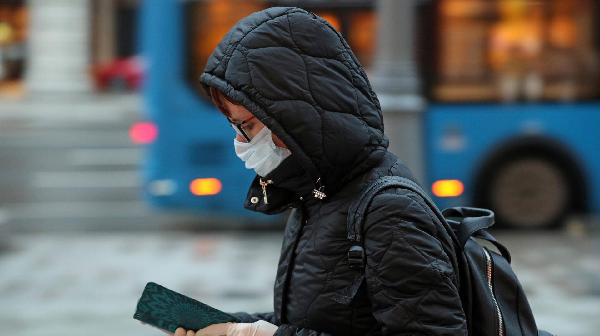 Eine Frau mit Smartphone: Die Corona-Warn-App solle Mitte Juni erscheinen.