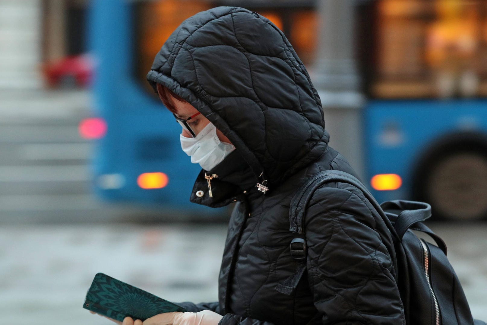 Eine Frau mit Smartphone: Die Corona-Warn-App solle Mitte Juni erscheinen.