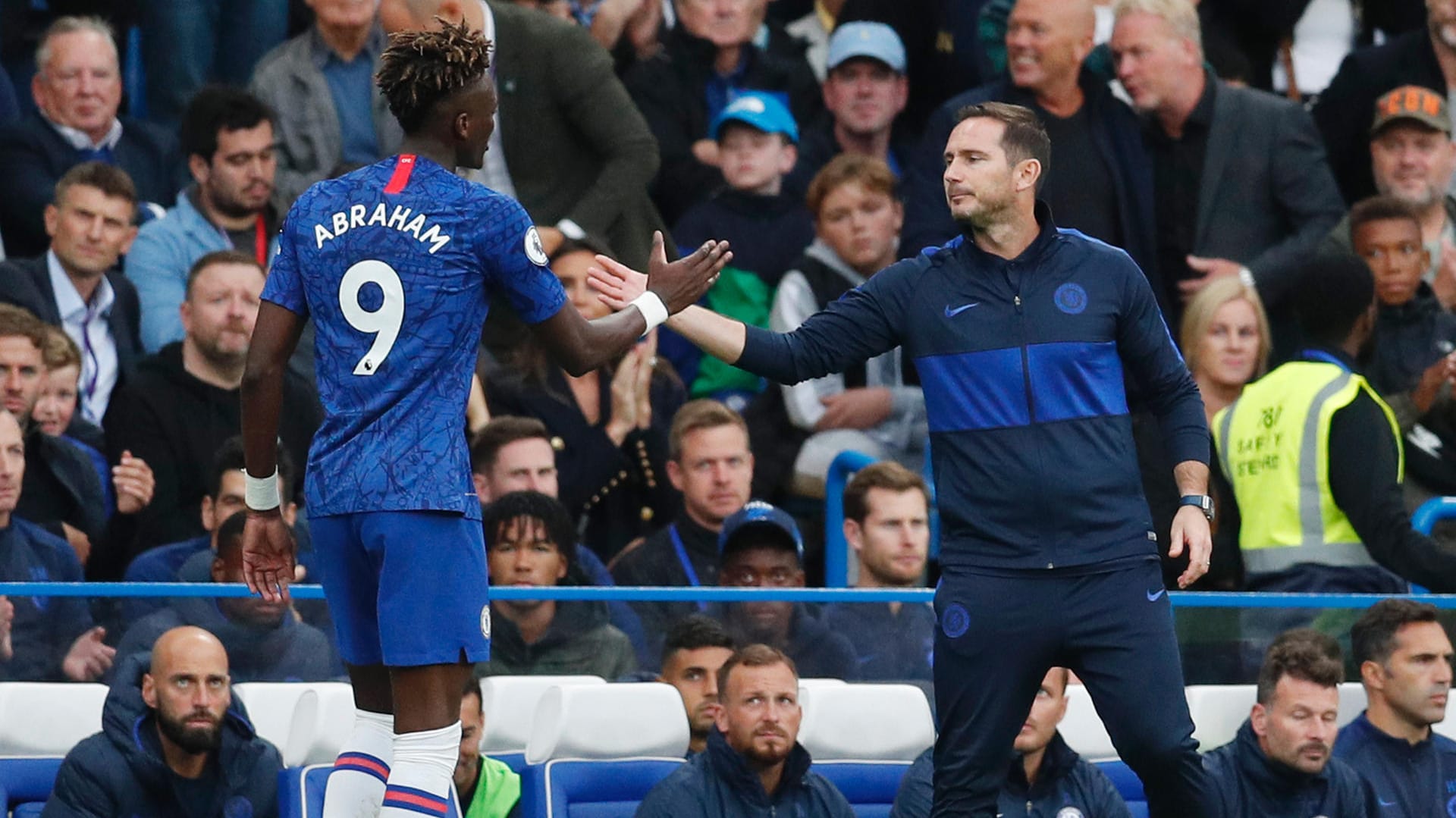 Frank Lampard (r.): Der Trainer der "Blues" mit Spieler Tammy Abraham.