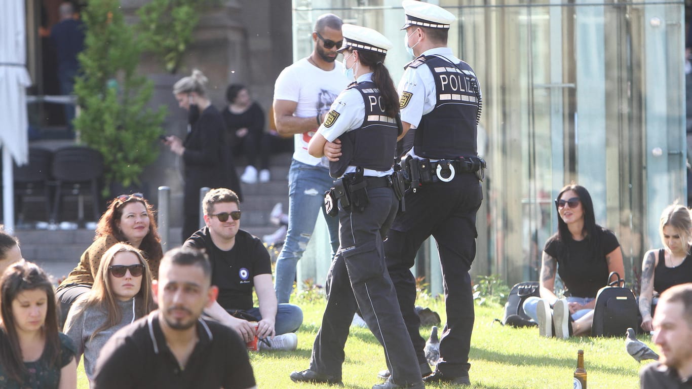 Eine Polizeistreife in Stuttgart: Vielerorts kontrolliert die Polizei vor Ort, ob die Regelungen zur Eindämmung der Corona-Pandemie eingehalten werden.
