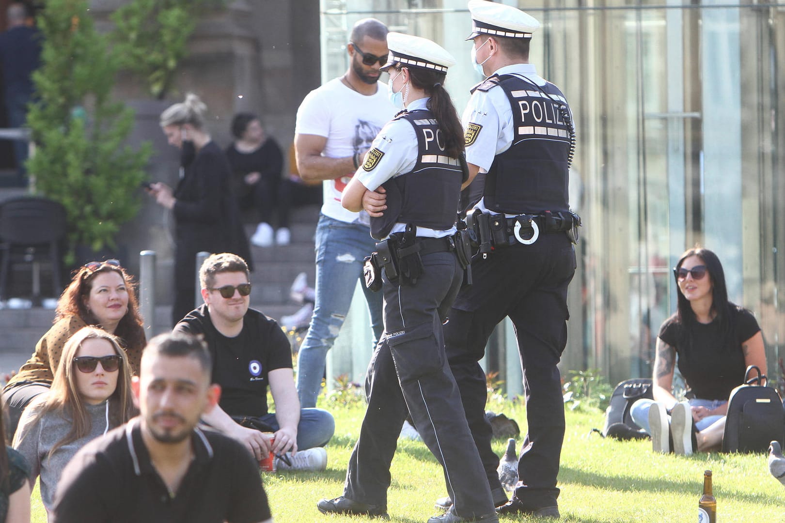 Eine Polizeistreife in Stuttgart: Vielerorts kontrolliert die Polizei vor Ort, ob die Regelungen zur Eindämmung der Corona-Pandemie eingehalten werden.