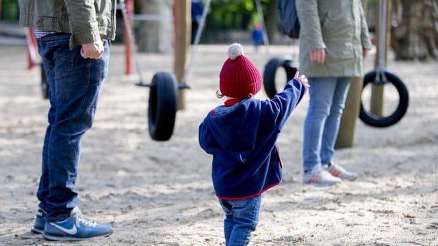 Lohnersatz wird jetzt deutlich länger gezahlt: Statt bisher 6 haben Eltern künftig bis zu 20 Wochen Anspruch.