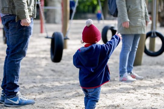 Lohnersatz wird jetzt deutlich länger gezahlt: Statt bisher 6 haben Eltern künftig bis zu 20 Wochen Anspruch.