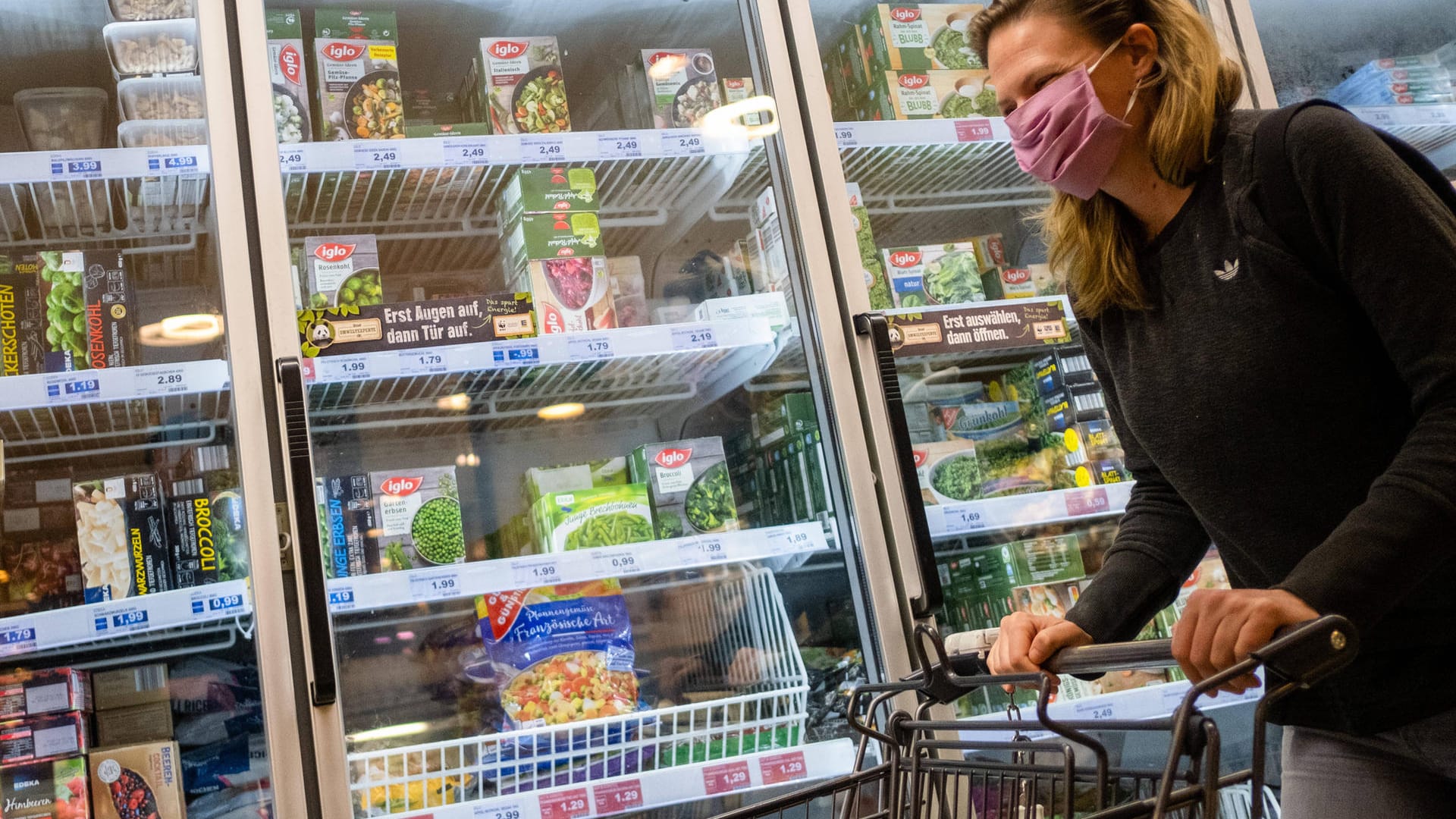 Einkaufen mit Gesichtsmaske: Viele Geschäfte haben Sicherheitsleute, die die Einhaltung der Maskenpflicht kontrollieren.