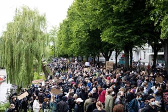 Teilnehmer einer Demonstration gegen Rassismus und Polizeigewalt protestieren vor dem US-Konsulat in Hamburg: Am Alsterufer versammelten sich am Freitag deutlich mehr Menschen, als vom Veranstalter angemeldet.