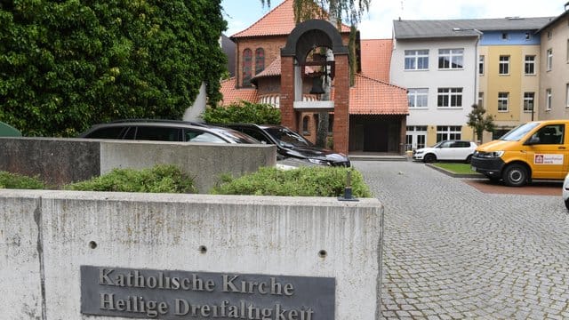 Blick auf die Pfarrkirche Heilige Dreifaltigkeit der Pfarrei St. Blick auf die Pfarrkirche Heilige Dreifaltigkeit der Pfarrei St.