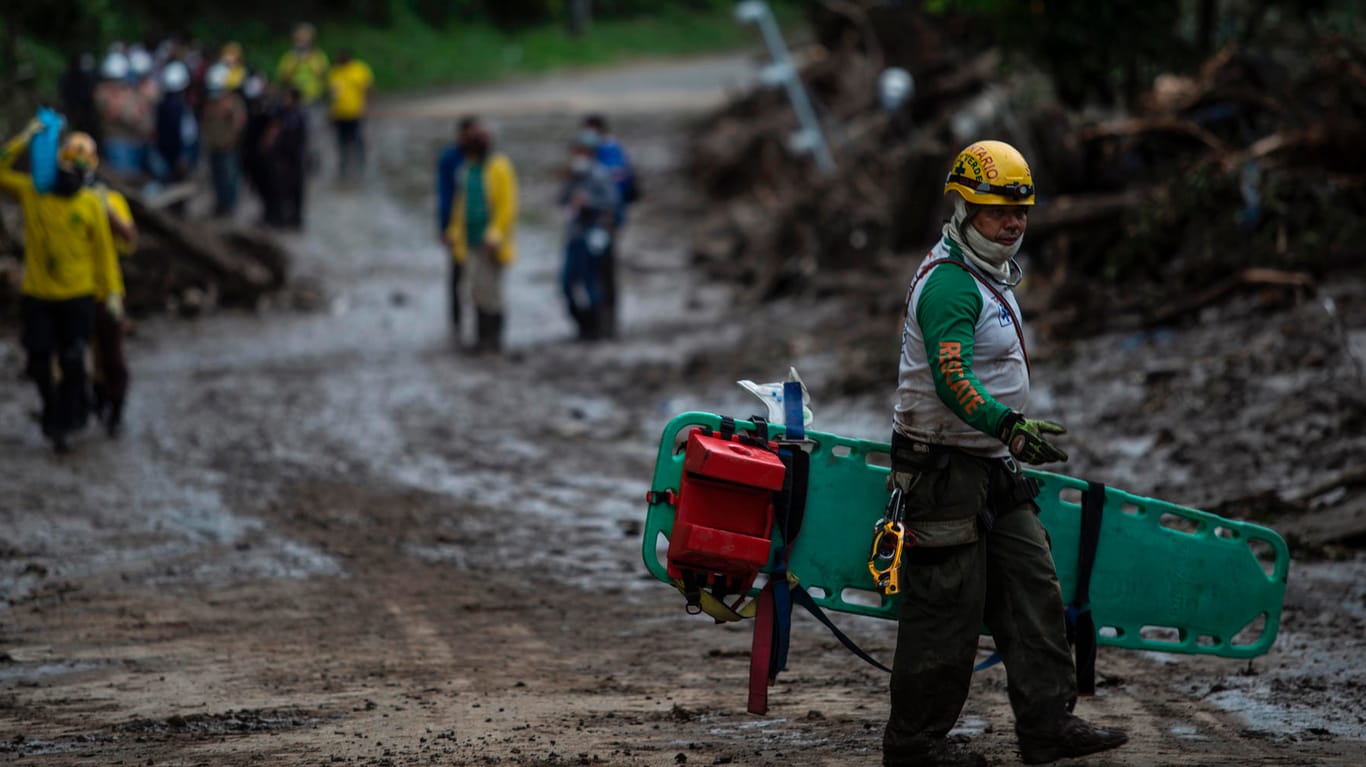 Helfer suchen nach Vermissten in Santo Tomás, El Salvador: Experten befürchten in diesem Jahr eine besonders intensive Hurrikansaison.