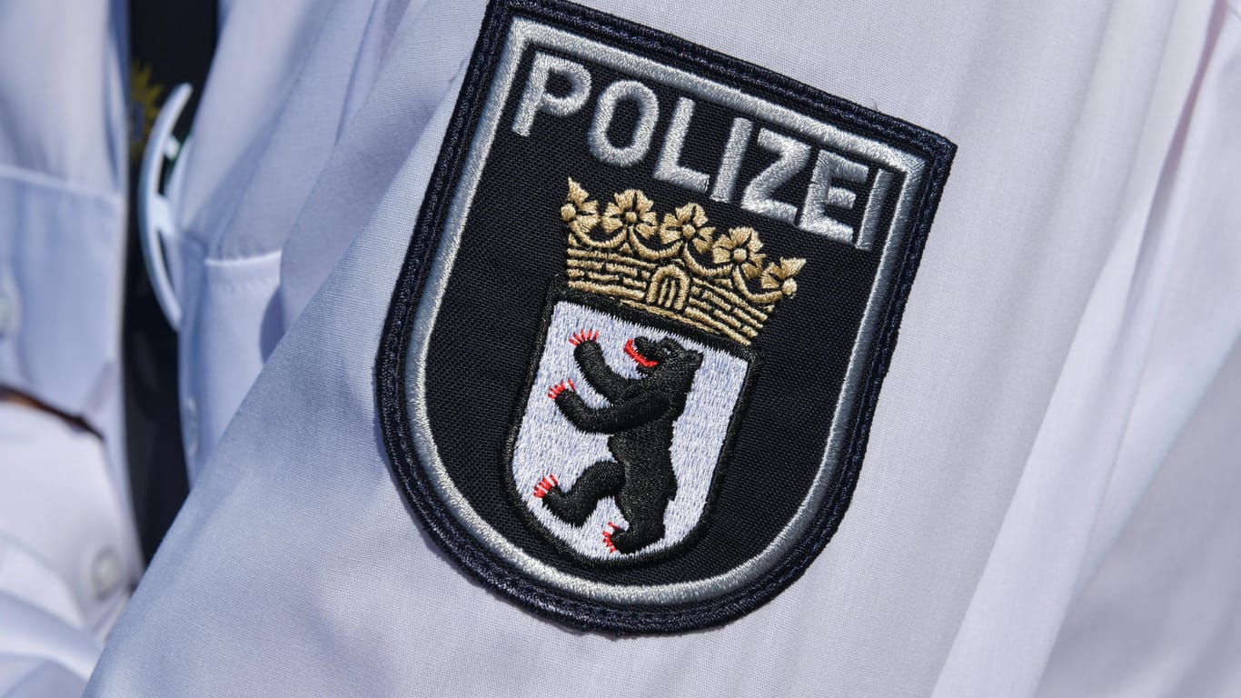Uniform der Polizei Berlin (Symbolbild): Nach dem Tod eines Schwarzen Mannes werden die Polizisten des rechtswidrigen Handelns beschuldigt.