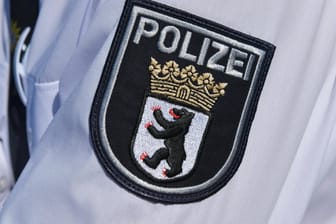 Uniform der Polizei Berlin (Symbolbild): Nach dem Tod eines Schwarzen Mannes werden die Polizisten des rechtswidrigen Handelns beschuldigt.