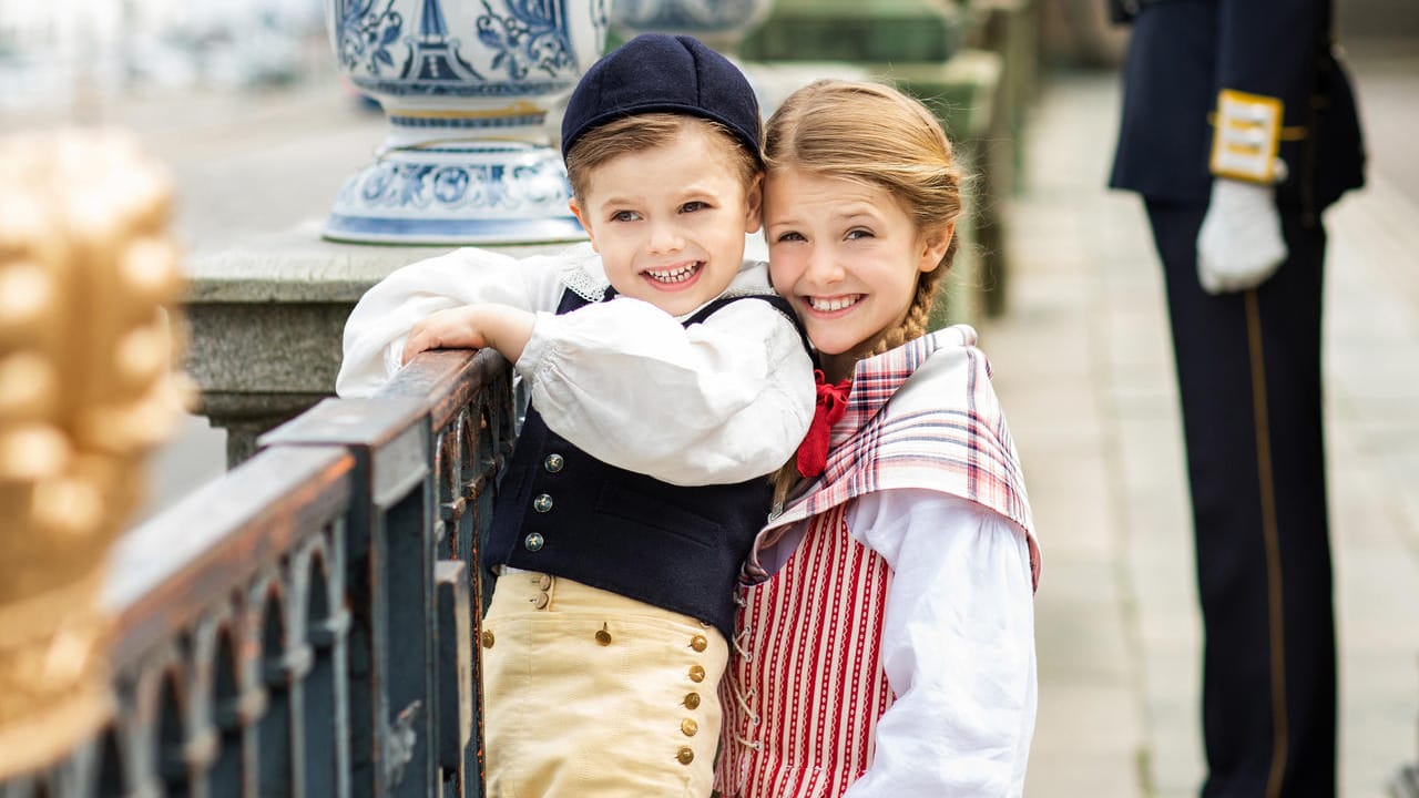 Prinz Oscar und Prinzessin Estelle: Sie zeigen sich in Tracht.