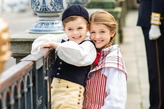 Prinz Oscar und Prinzessin Estelle: Sie zeigen sich in Tracht.