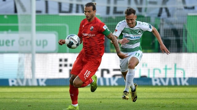 Sandhausen-Profi Dennis Diekmeier (l) im Laufduell mit dem Fürther David Raum. Sandhausen-Profi Dennis Diekmeier (l) im Laufduell mit dem Fürther David Raum.