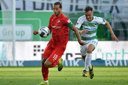 Sandhausen-Profi Dennis Diekmeier (l) im Laufduell mit dem Fürther David Raum.