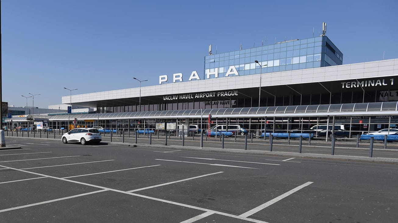 Der Flughafen von Prag: Normalerweise wäre es hier deutlich voller – auch in Tschechien liegt der Flugbetrieb wegen der Corona-Pandemie lahm. Der Flughafen von Prag: Normalerweise wäre es hier deutlich voller – auch in Tschechien liegt der Flugbetrieb wegen der Corona-Pandemie lahm.