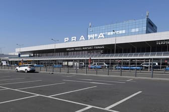 Der Flughafen von Prag: Normalerweise wäre es hier deutlich voller – auch in Tschechien liegt der Flugbetrieb wegen der Corona-Pandemie lahm.