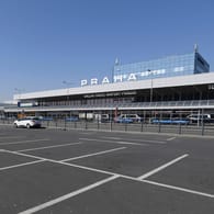 Der Flughafen von Prag: Normalerweise wäre es hier deutlich voller – auch in Tschechien liegt der Flugbetrieb wegen der Corona-Pandemie lahm.