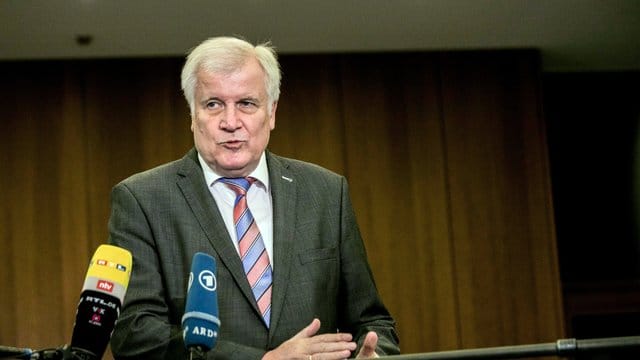 Horst Seehofer kann sich in der kommenden Saison der Fußball-Bundesliga wieder Zuschauer in den Stadien vorstellen. Horst Seehofer kann sich in der kommenden Saison der Fußball-Bundesliga wieder Zuschauer in den Stadien vorstellen.