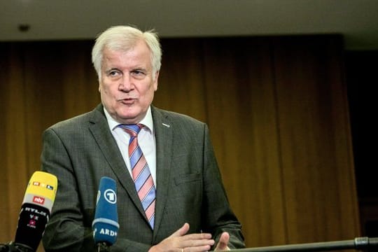 Horst Seehofer kann sich in der kommenden Saison der Fußball-Bundesliga wieder Zuschauer in den Stadien vorstellen.