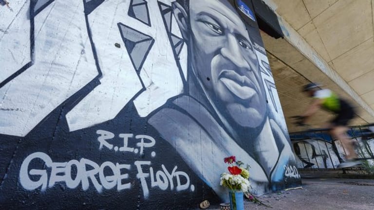 Ein Graffiti zum Gedenken an George Floyd in Mannheim: Die gesamte Welt zeigte sich von dem brutalen Tod des Afroamerikaners in den USA erschüttert.