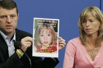 Kate und Gerry McCann zeigen während einer Pressekonferenz im Juni ein Bild ihrer verschwundenen Tochter Madeleine.