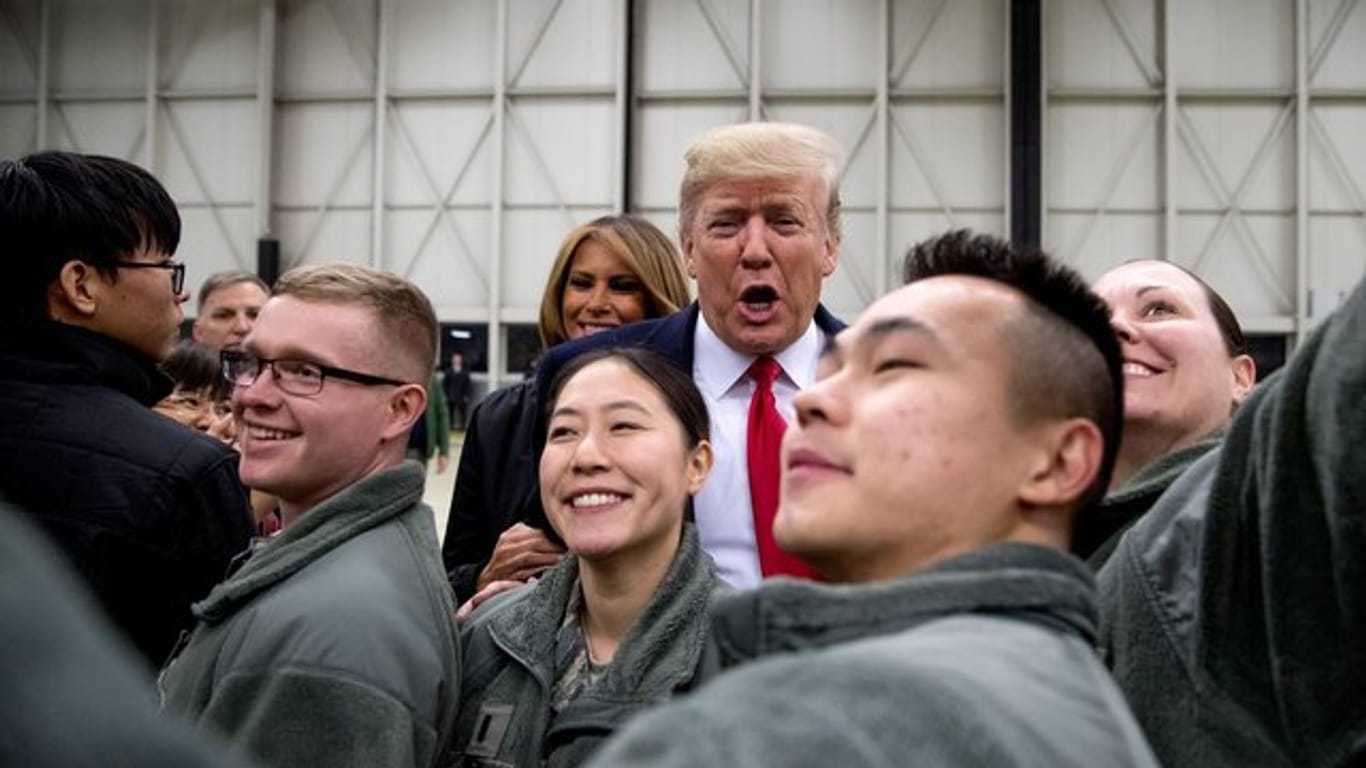 Donald und Melania Trump begrüßen Ende Dezember 2018 während eines Zwischenstopps auf dem Stützpunkt der US-Luftwaffe in Ramstein Militärangehörige.