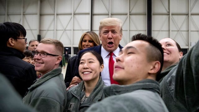 Donald und Melania Trump begrüßen Ende Dezember 2018 während eines Zwischenstopps auf dem Stützpunkt der US-Luftwaffe in Ramstein Militärangehörige. Donald und Melania Trump begrüßen Ende Dezember 2018 während eines Zwischenstopps auf dem Stützpunkt der US-Luftwaffe in Ramstein Militärangehörige.