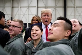 Donald und Melania Trump begrüßen Ende Dezember 2018 während eines Zwischenstopps auf dem Stützpunkt der US-Luftwaffe in Ramstein Militärangehörige.