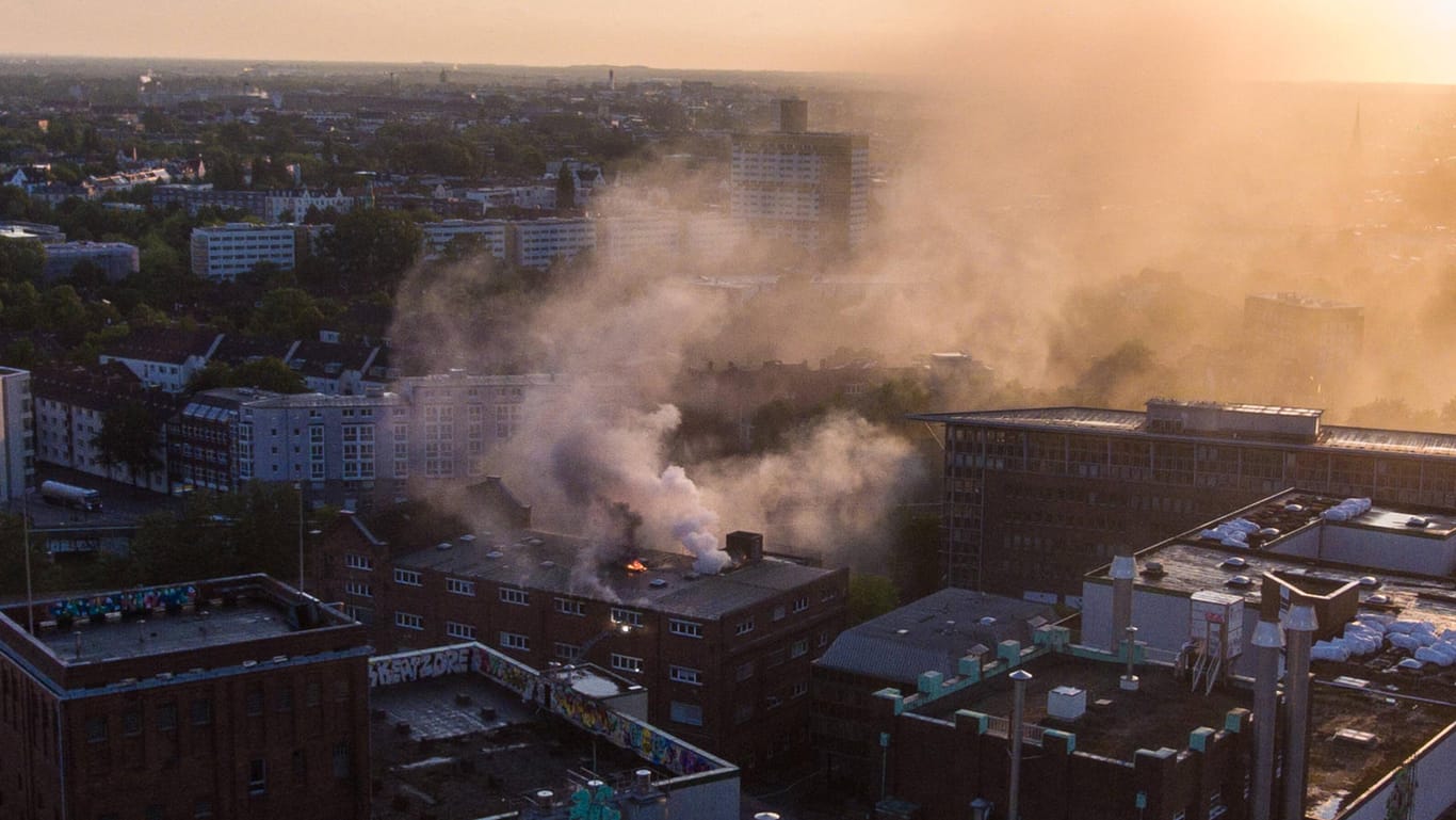 Der Blick auf die ehemalige Holsten-Brauerei: Ein Feuer hält die Einsatzkräfte am Samstagmorgen in Atem.