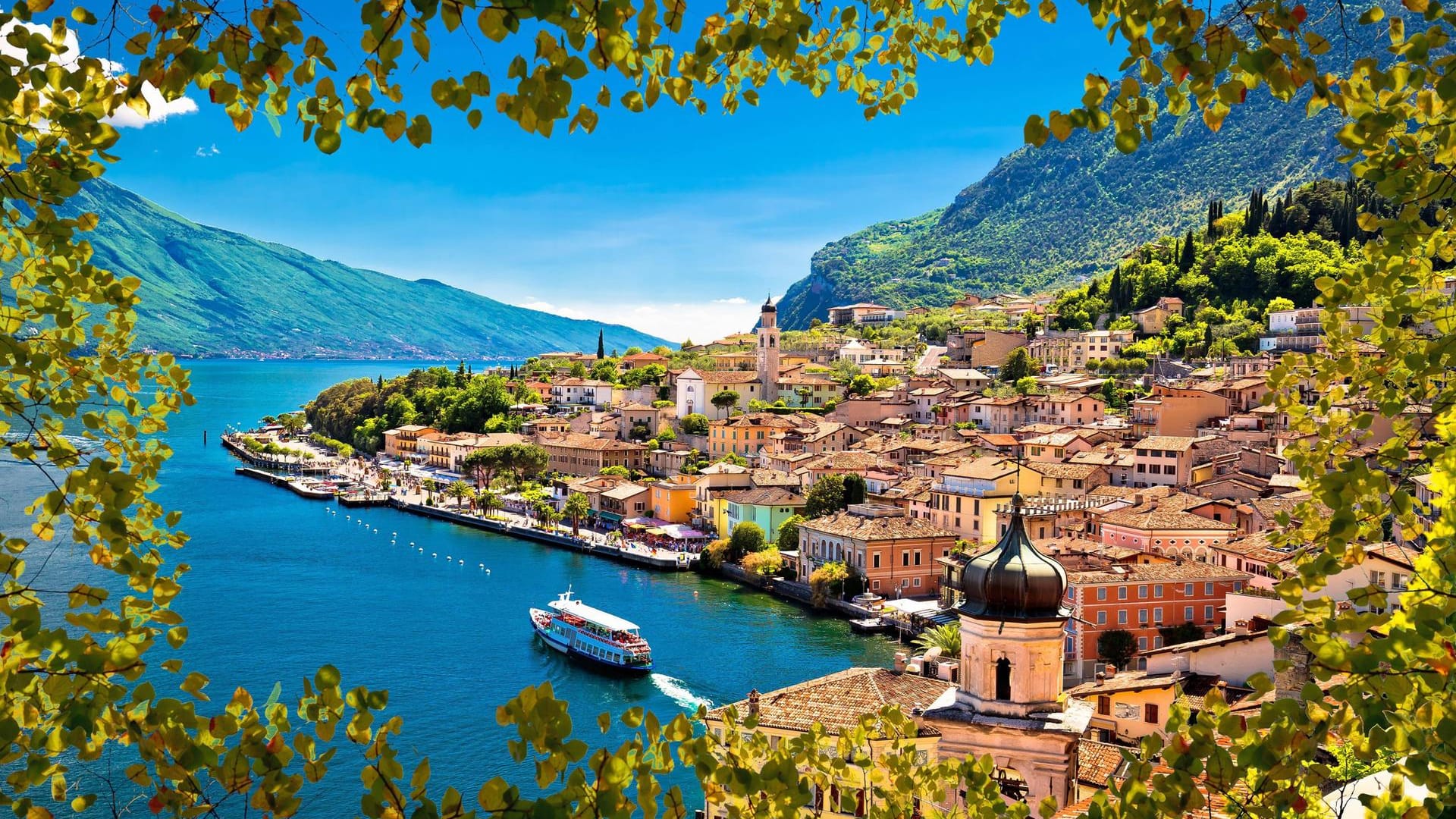 Limone sul Garda: Am Fuß eines steilen Berghanges liegt terrassenförmig an den See gebaut der Ort Limone.