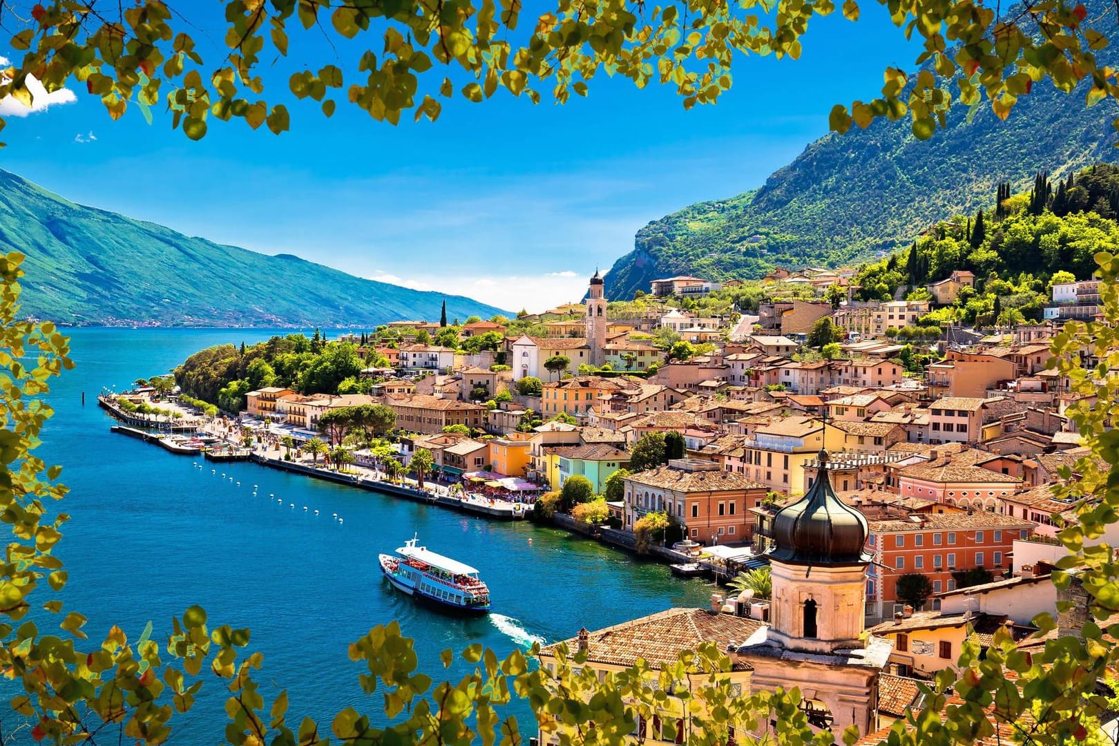 Limone sul Garda: Am Fuß eines steilen Berghanges liegt terrassenförmig an den See gebaut der Ort Limone.