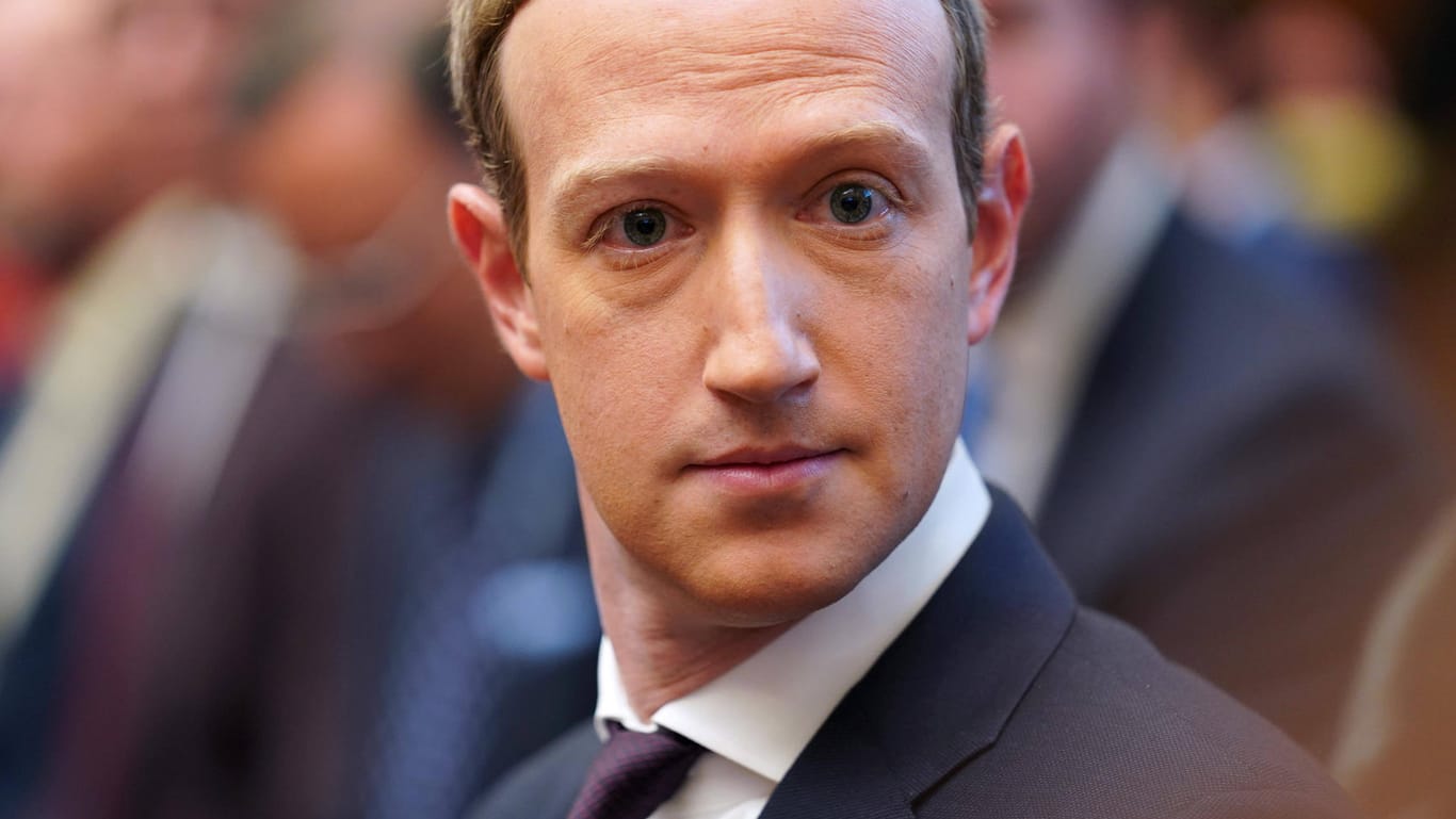 Mark Zuckerberg: Nach massiver Kritik gibt der Facebook-Chef nach. Beiträge von Politikern sollen künftig doch geprüft werden.