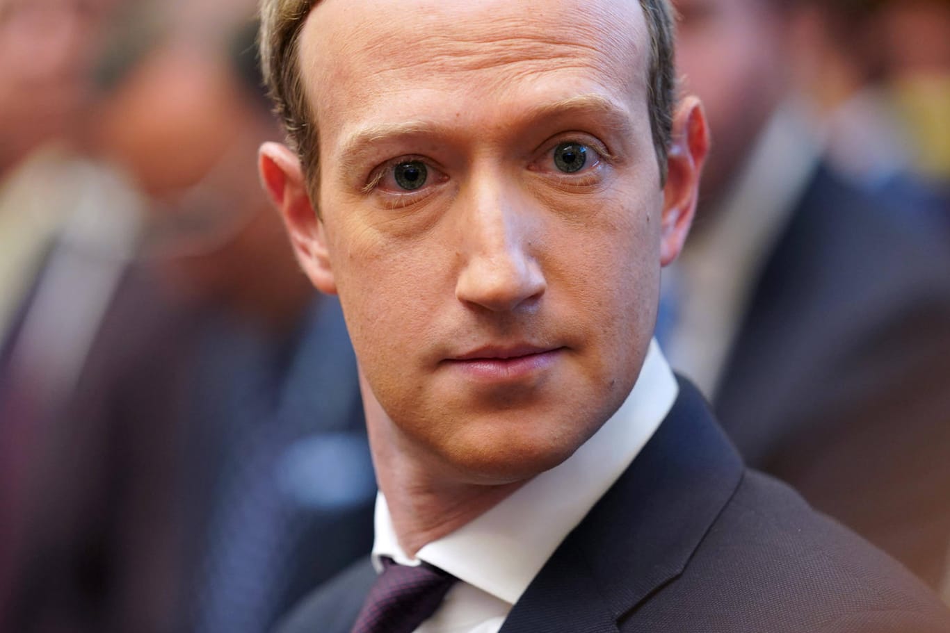 Mark Zuckerberg: Nach massiver Kritik gibt der Facebook-Chef nach. Beiträge von Politikern sollen künftig doch geprüft werden.